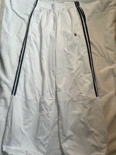 Pantalones deportivos blancos Adidas con franjas - miniatura 3