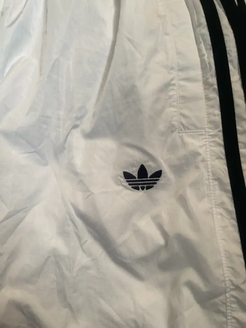 Pantalones deportivos blancos Adidas con franjas - 4