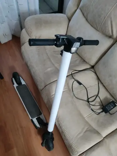 Scooter eléctrico plegable con cargador - miniatura 1