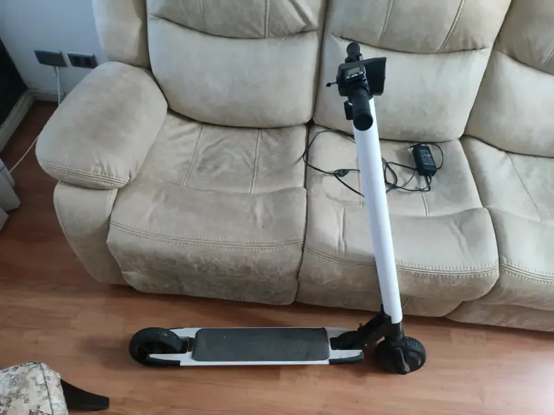 Scooter eléctrico plegable con cargador - 2