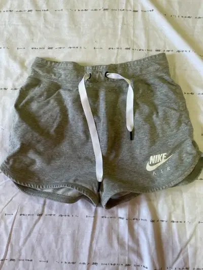 Shorts deportivos grises Nike Air para mujer - miniatura 2