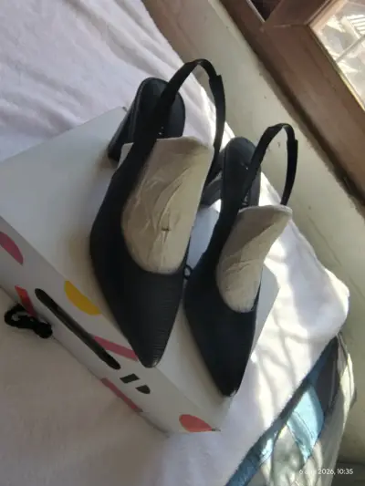 Zapatos de tacón negro Pollini elegantes Talla 38 - miniatura 1