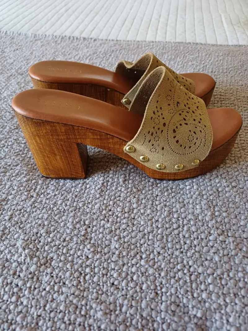 Zuecos de tacón alto de madera y gamuza
