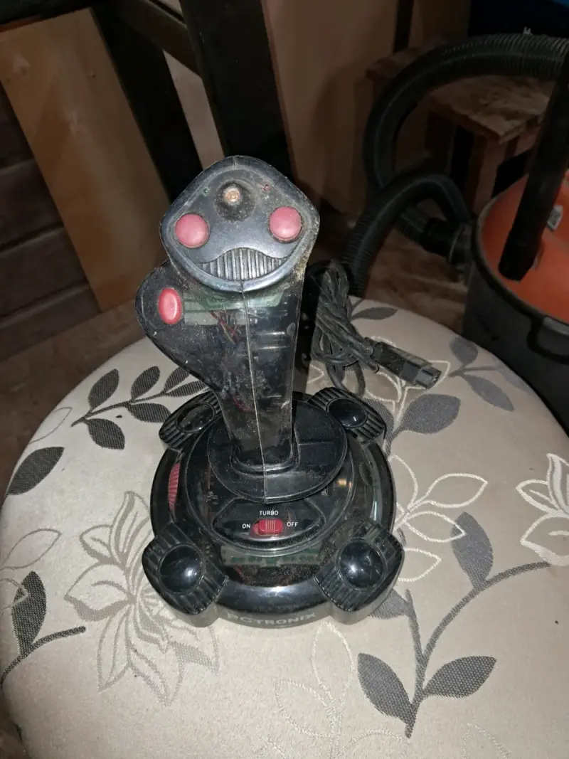 Joystick de juego PCTRONIX con botones rojos - 1