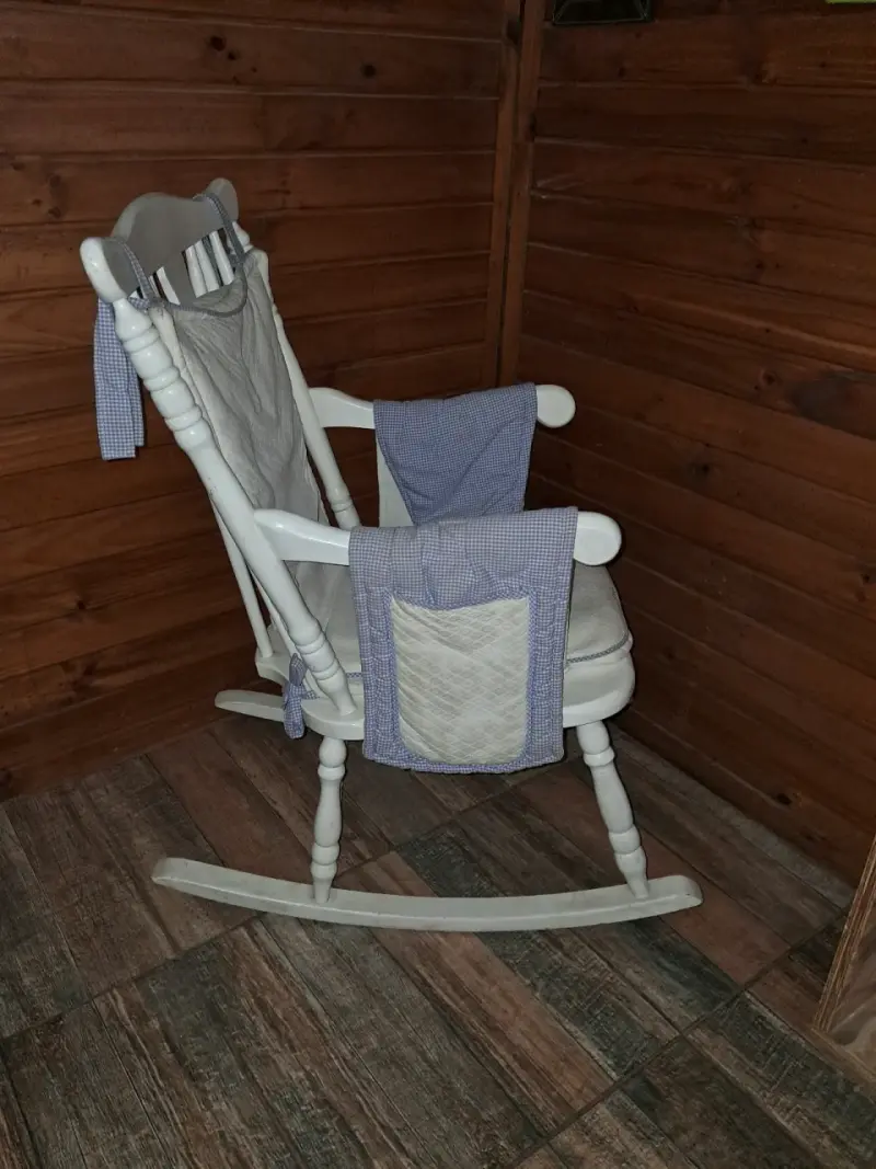 Silla mecedora de madera blanca con cojines