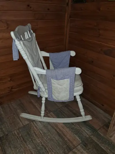 Silla mecedora de madera blanca con cojines - miniatura 1