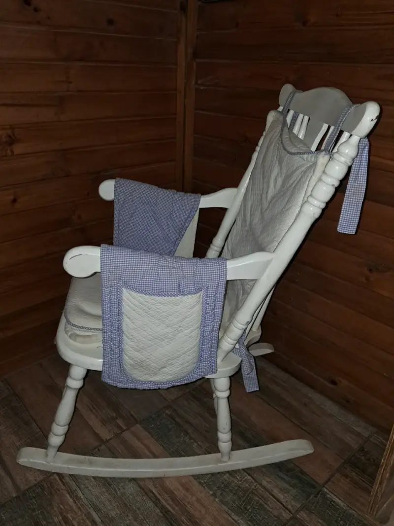 Silla mecedora de madera blanca con cojines - 2