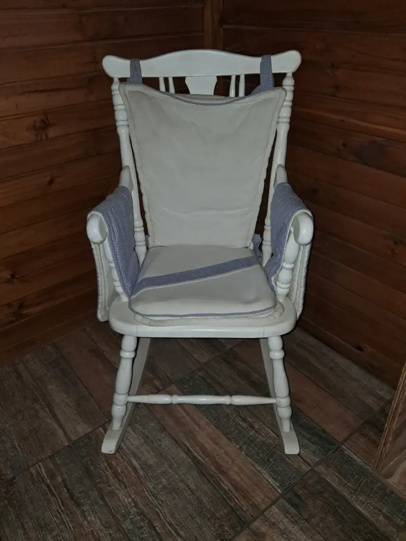 Silla mecedora de madera blanca con cojines - 3