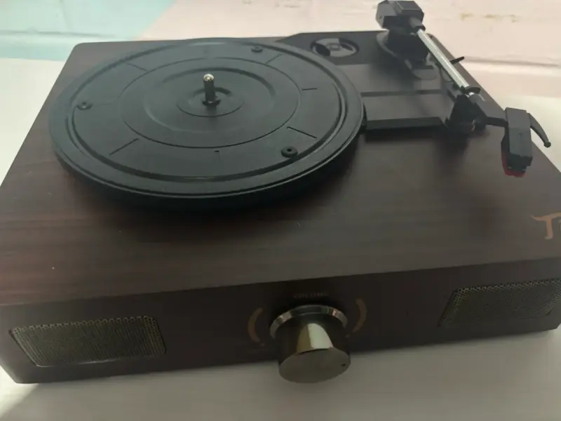 Tocadiscos estilo vintage con altavoces integrados - 1