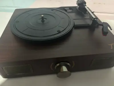 Tocadiscos estilo vintage con altavoces integrados - miniatura 1