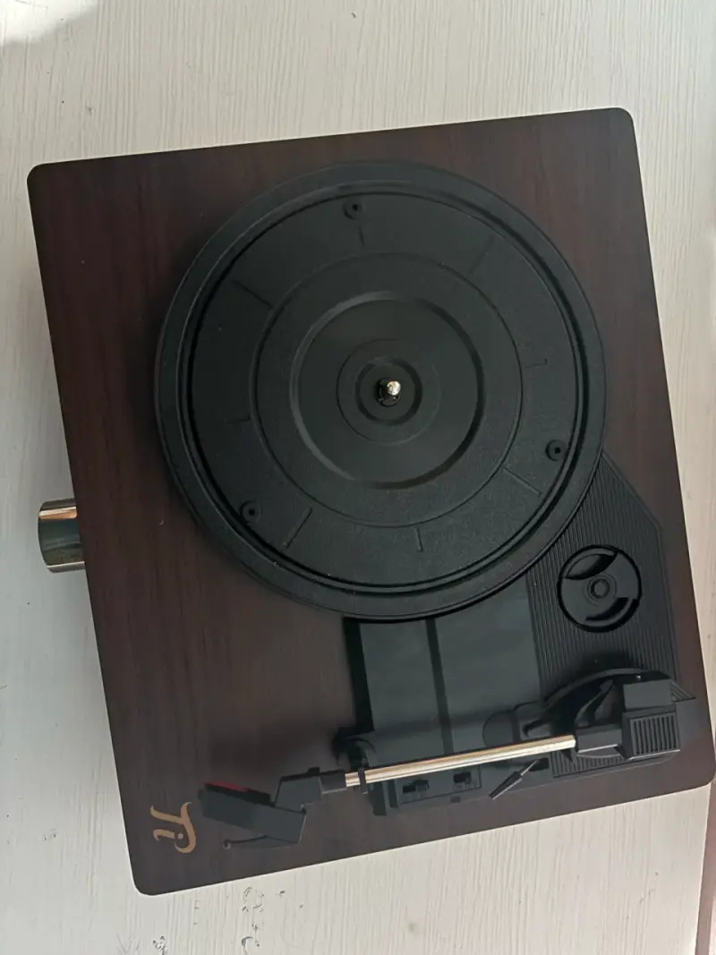 Tocadiscos estilo vintage con altavoces integrados - 2