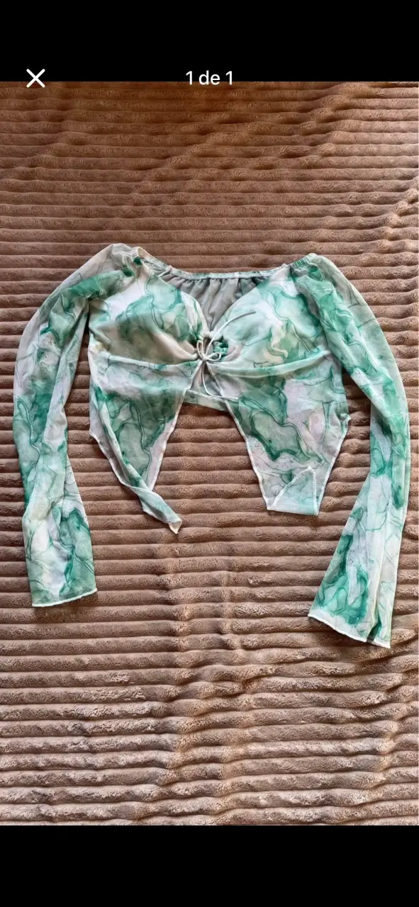 Top de manga larga con diseño verde
