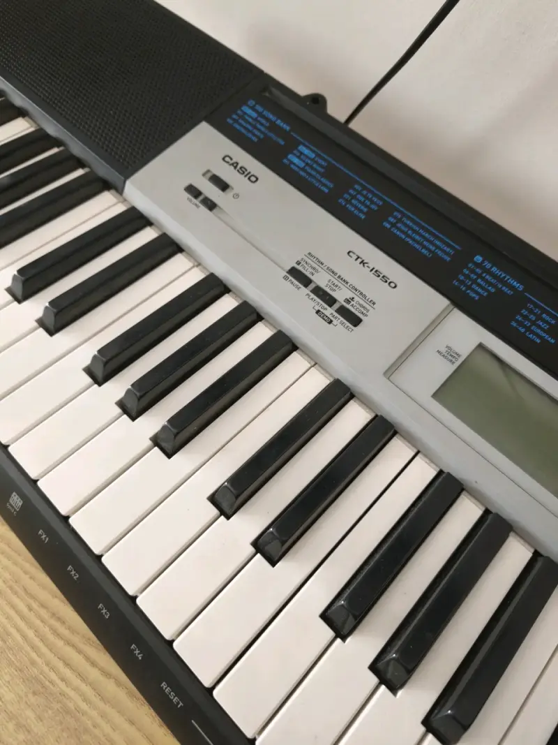 Teclado electrónico Casio CTK-1550 con 61 teclas - 2