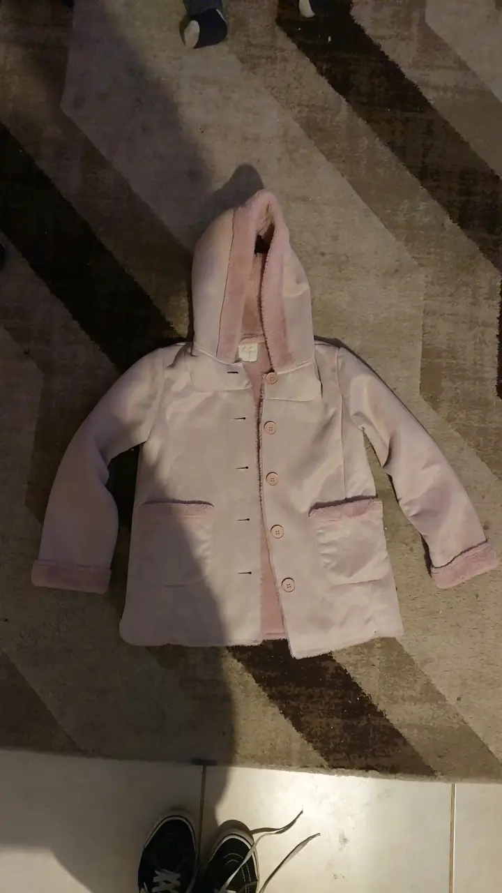 Abrigo de niña con capucha color rosa - 1