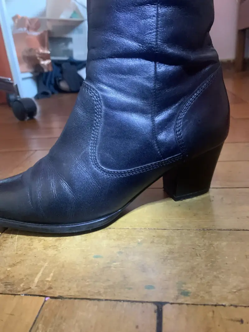 Botas de cuero negras con tacón alto