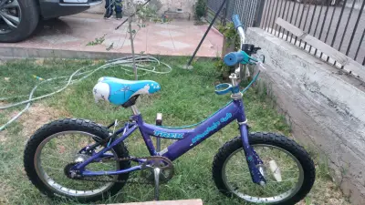 Bicicleta infantil Trek azul con diseño divertido - miniatura 3