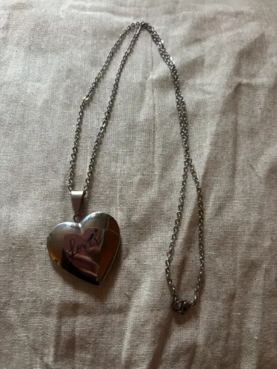 Relicario de corazón grabado 'Lover’ Taylor Swift - miniatura 1