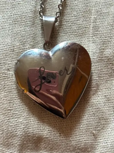 Relicario de corazón grabado 'Lover’ Taylor Swift - miniatura 2