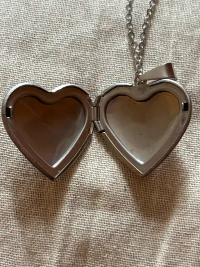 Relicario de corazón grabado 'Lover’ Taylor Swift - miniatura 3