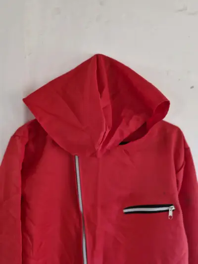 Overalles rojos con capucha y cierre diagonal - miniatura 2