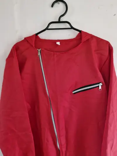 Overalles rojos con capucha y cierre diagonal - miniatura 3