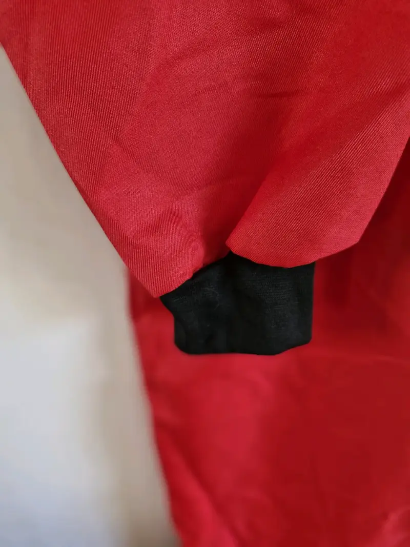 Overalles rojos con capucha y cierre diagonal - 4