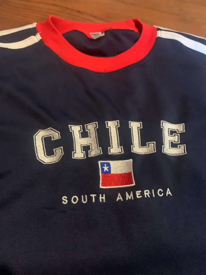 Polera azul con diseño Chile South America