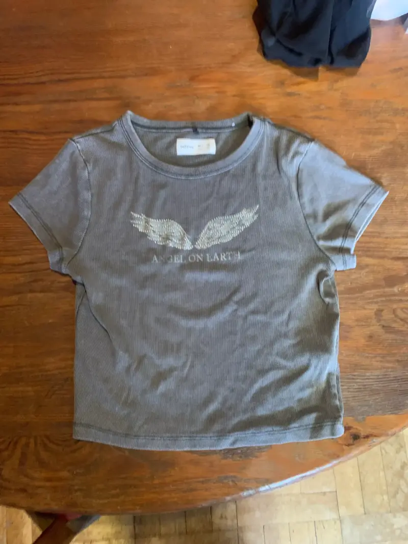Polera gris con diseño de alas Lefties