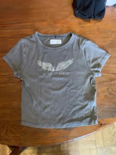 Polera gris con diseño de alas Lefties - miniatura 1