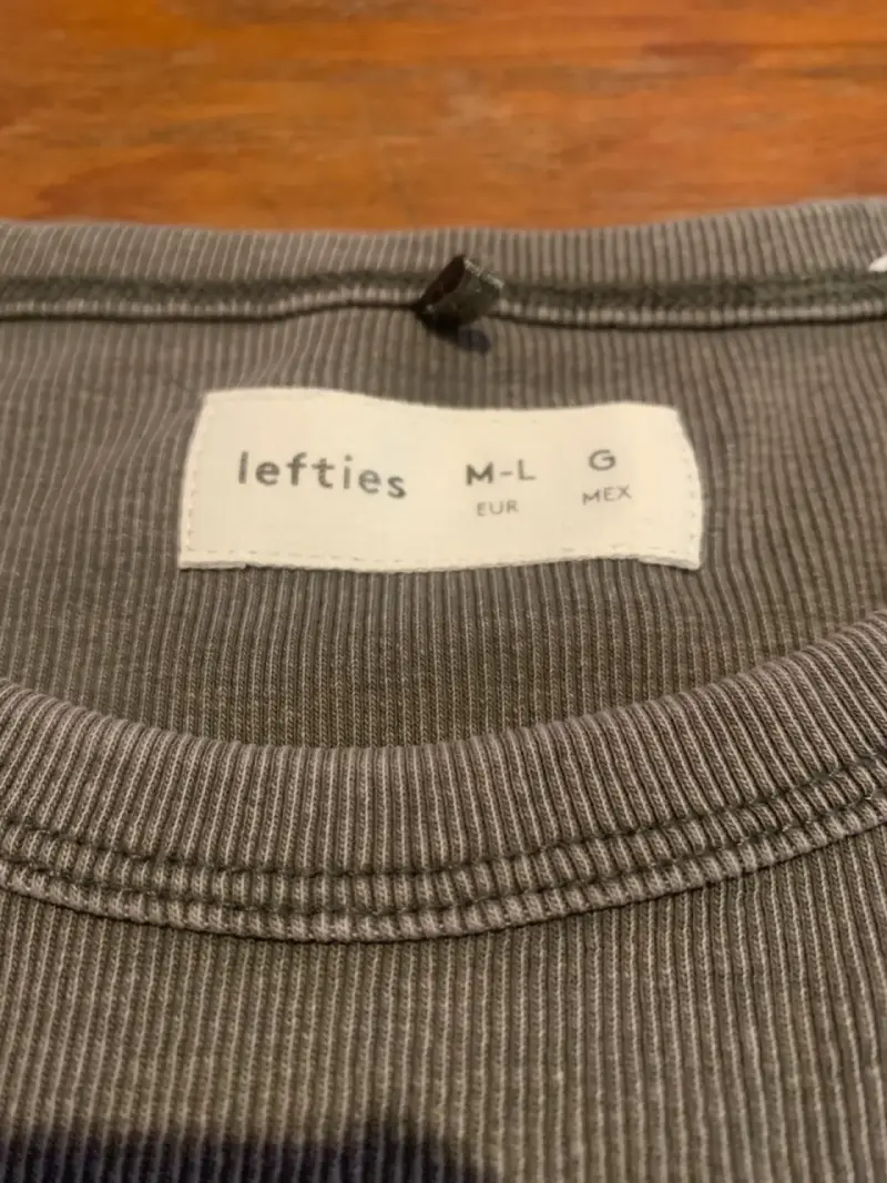 Polera gris con diseño de alas Lefties - 2