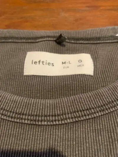 Polera gris con diseño de alas Lefties - miniatura 2