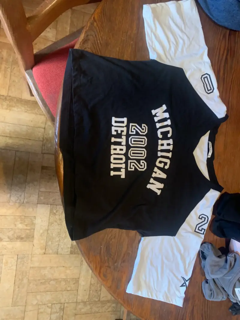 Polera Michigan Detroit negra y blanca