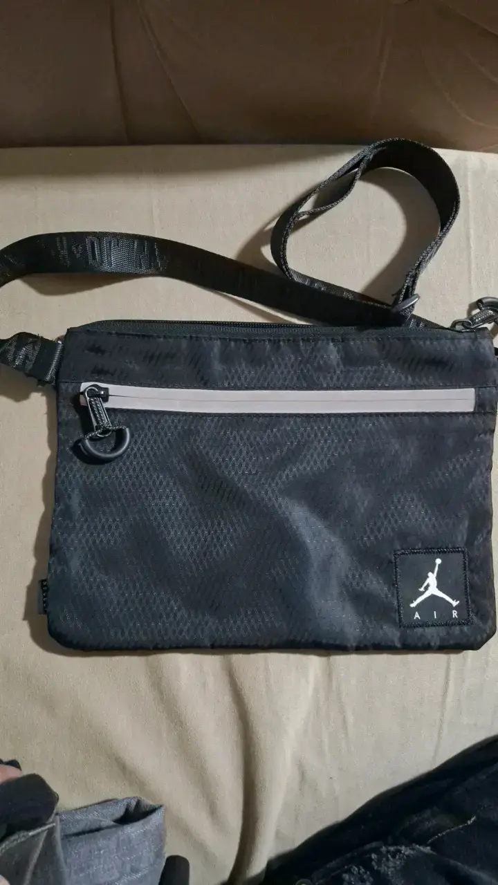 Bandolera negra Jordan Air con cierre frontal