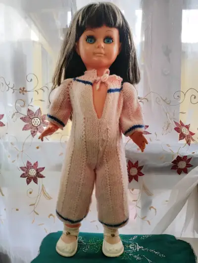 Muñeca vintage con ropa tejida a mano - miniatura 1