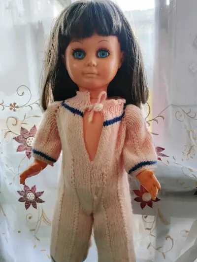Muñeca vintage con ropa tejida a mano - miniatura 2