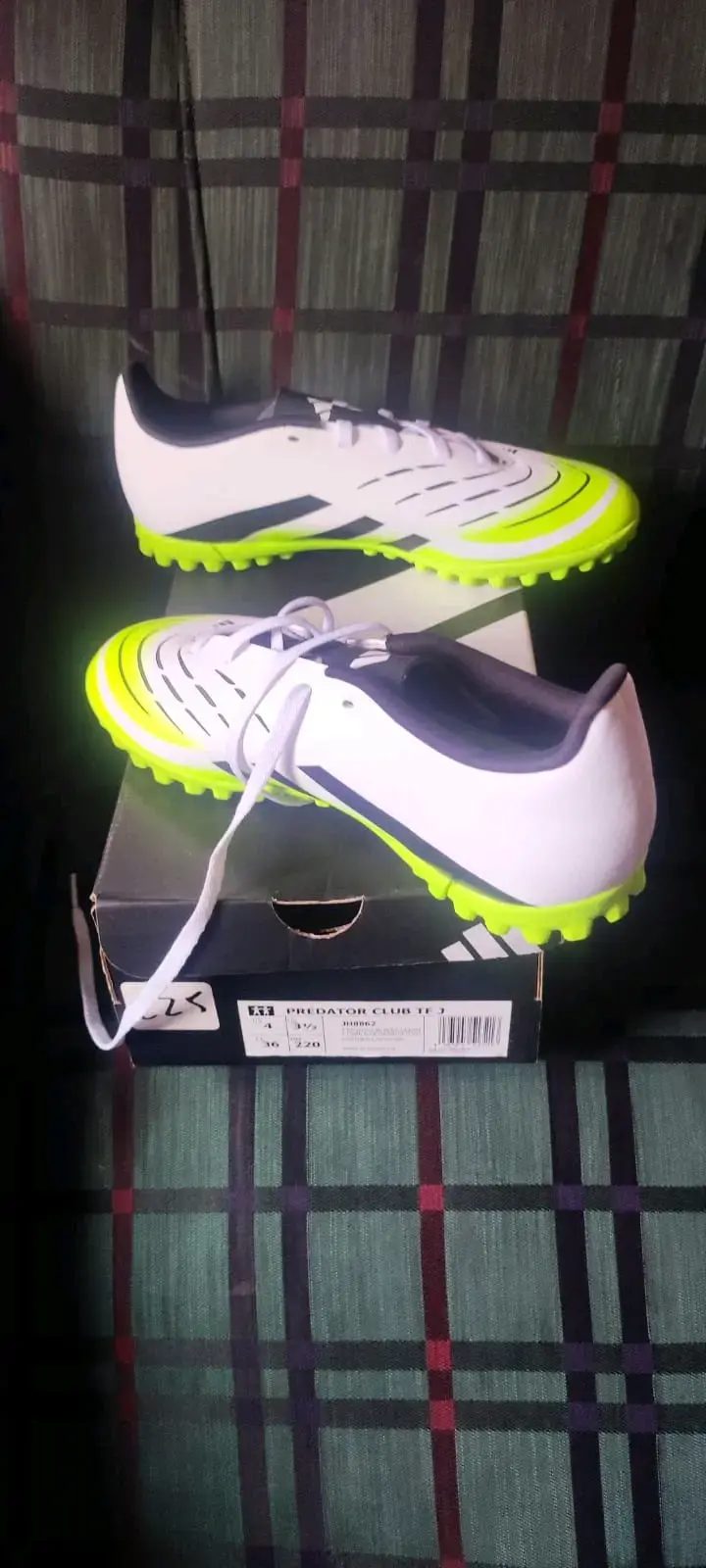 Zapatillas de fútbol Adidas Predator Club TF blancas y verdes - 1