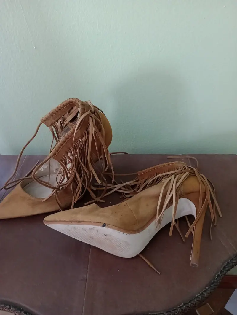 Zapatos de tacón alto con flecos marrones