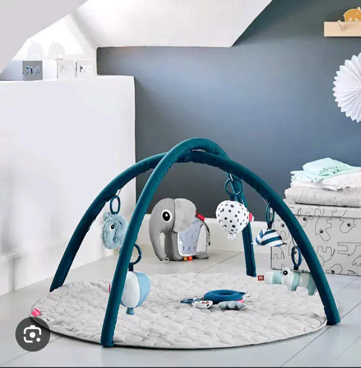 Gimnasio para bebés con juguetes Done by Deer