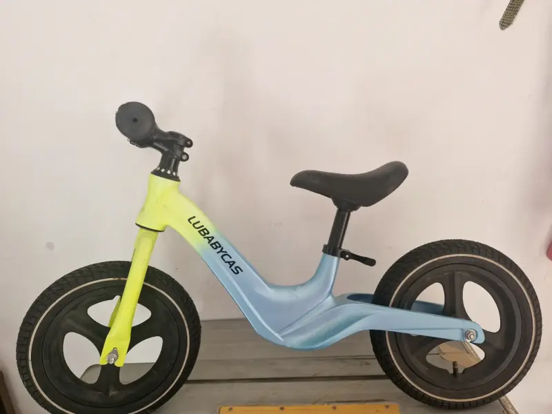 Bicicleta de equilibrio infantil Lubabycas azul y amarilla