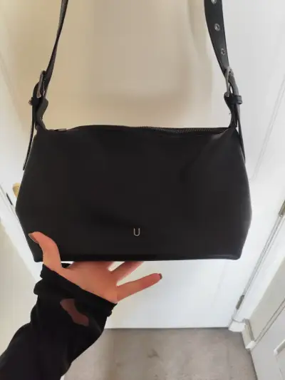 Cartera negra de cuero con correa ajustable Umbrale - miniatura 2