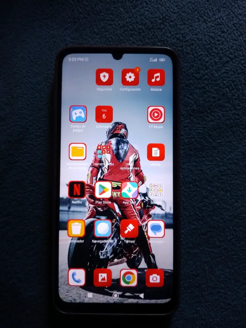 Smartphone Xiaomi Redmi con funda decorativa - 1