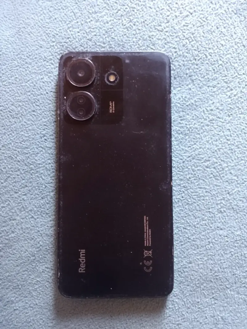 Smartphone Xiaomi Redmi con funda decorativa - 2