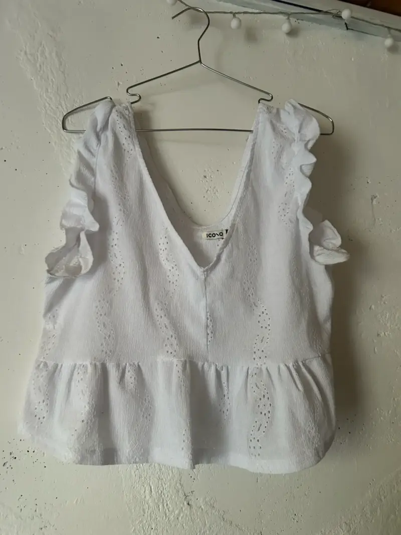 Blusa blanca con volantes y bordado - 1