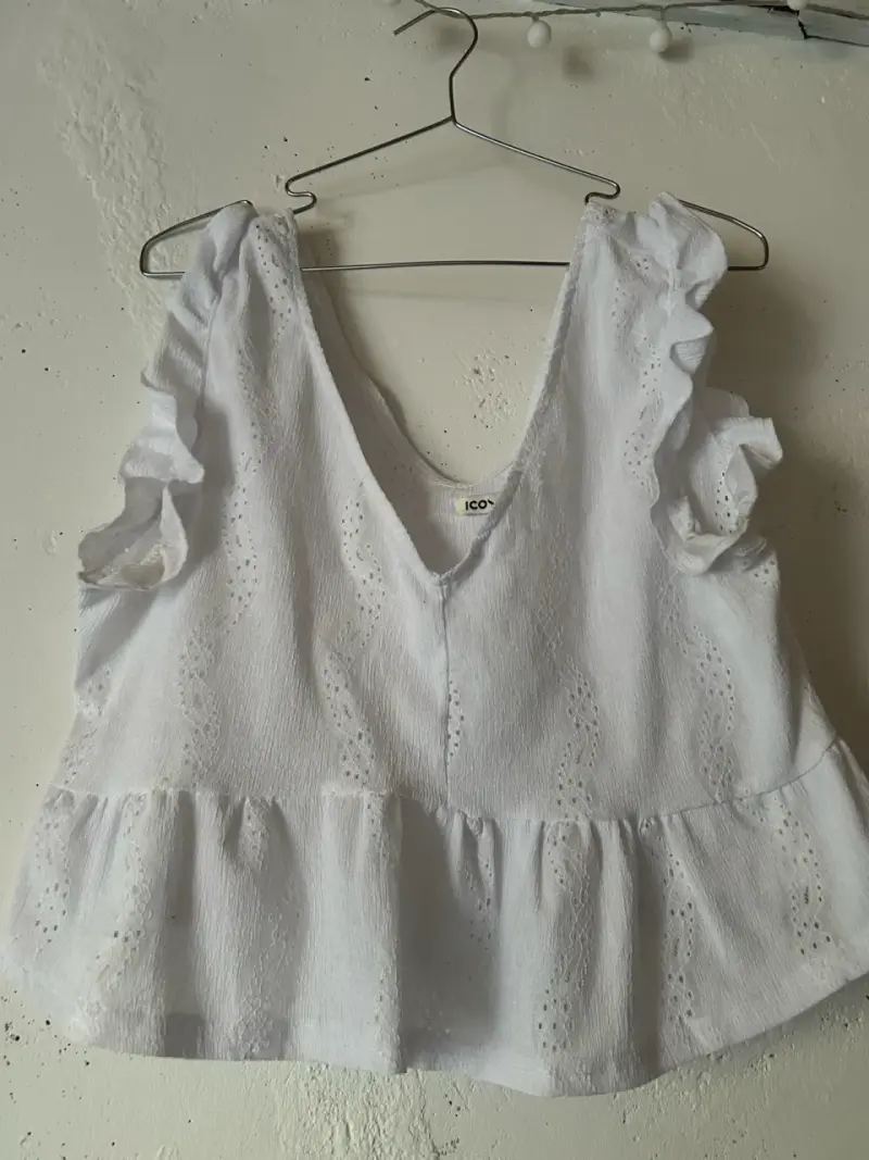 Blusa blanca con volantes y bordado - 2