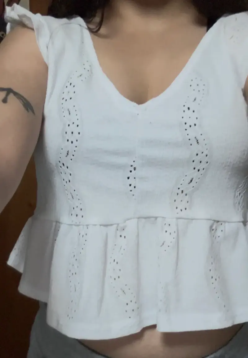 Blusa blanca con volantes y bordado - 3