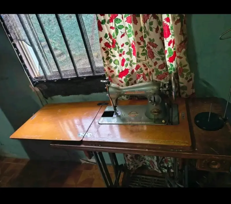 Máquina de Coser Antigua con Mesa