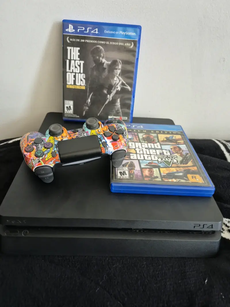 Consola PS4 con dos juegos y control personalizado - 1