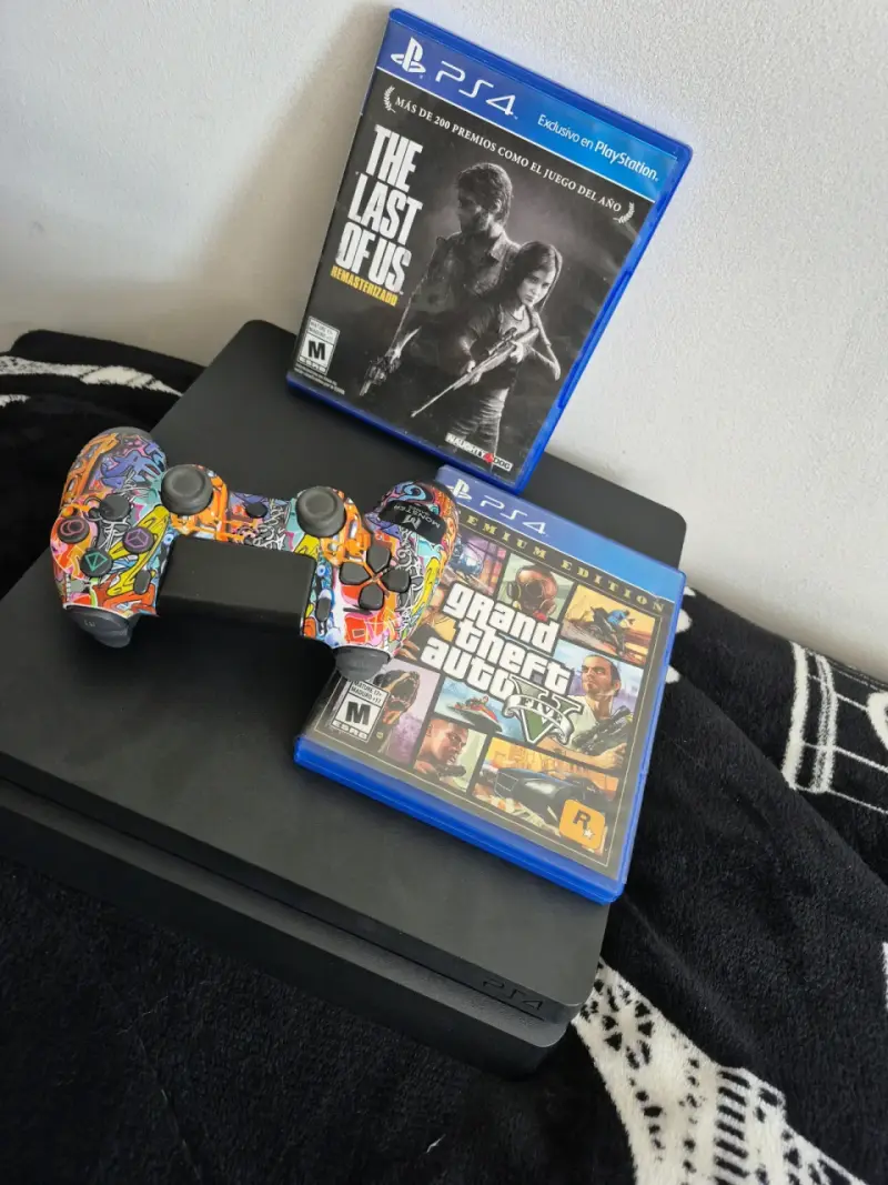 Consola PS4 con dos juegos y control personalizado - 2