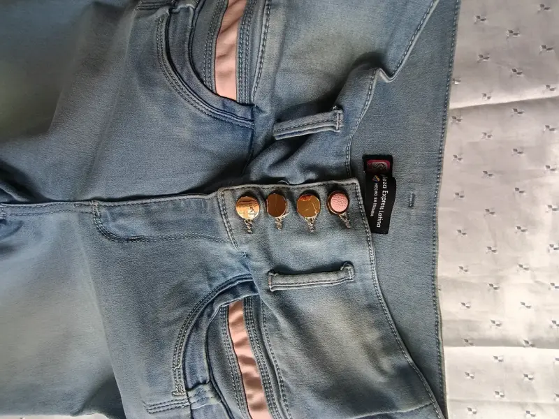 Jeans ajustados celestes con botones decorativos - 1