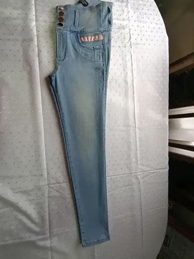 Jeans ajustados celestes con botones decorativos - miniatura 2